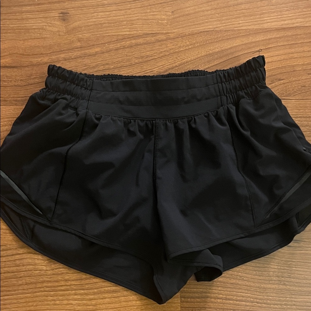Lululemon Hotty Hot short black Sz 6
Low rise 2.5 “